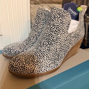 Toms Cream and Black Dotted Wedges